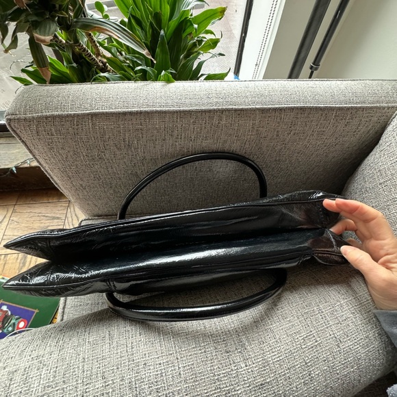 Elie Tahari black patent leather handbag with tortoise shell pocket opening. - Picture 6 of 11